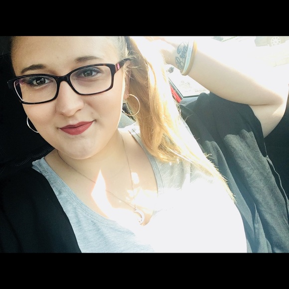 Meet your Posher, Lauren - Picture 1 of 1